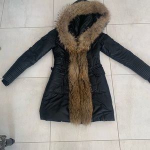 A really nice winter jacket. Very warm and cozy.